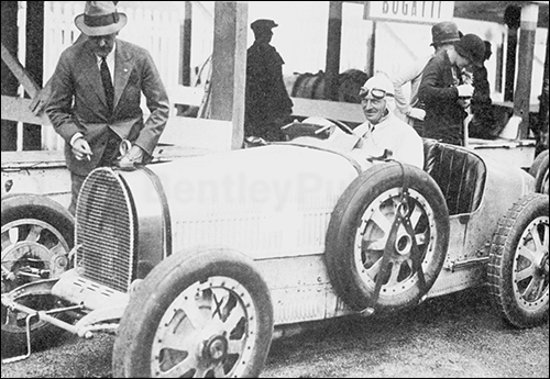 Emilio Materassi at the pits at the Spanish Grand Prix: the car still has small brake drums, and the tyres are once more Dunlop.